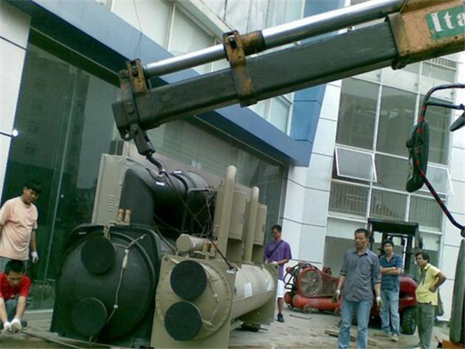 琼海市随车吊和汽车吊的核心区别是什么？哪种更省钱？